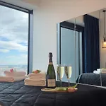 Urban Global Skyline - 23rd Floor No 17 - Free Garage Apartment *