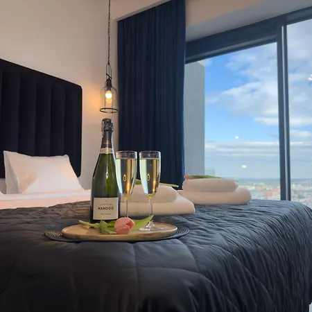 Urban Global Skyline, 23rd Floor No 17, Free Garage, Self Check-in, No Deposit Apartmán *